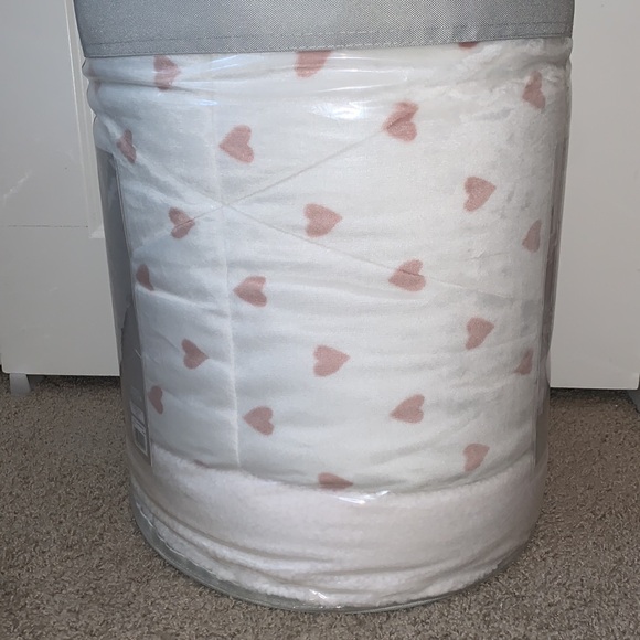 UGG BRAND NEW RARE & GORGEOUS AVERY HEARTS TWIN REVERSIBLE COMFORTER SET - Picture 3 of 4